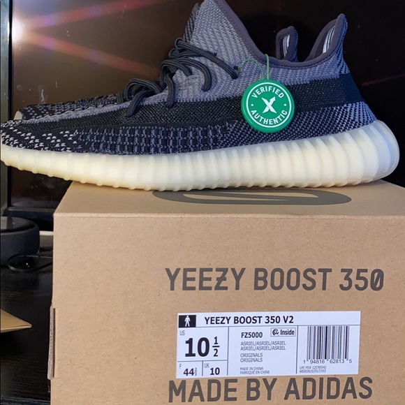 Yeezy Boost 350 v2 “Carbon” - Picture 3 of 4